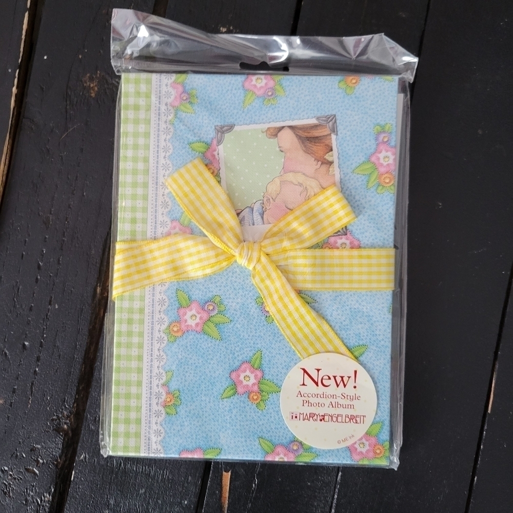 Mary Engelbreit Sealed Accordion Photo Album Scrapbook Mom & Baby 5x7 Floral Bow